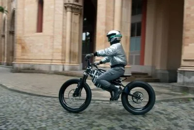 A BMW apresentou na Alemanha o conceito de bicicleta elétrica Vision AMBY, e diz que é uma 'mistura' entre bicicleta e motocicleta.