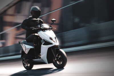 A Simple Energy, uma empresa indiana de veículos de duas rodas elétricos, está para lançar a scooter elétrica Simple ONE, descrita pela marca como a primeira scooter elétrica premium e acessível da Índia.